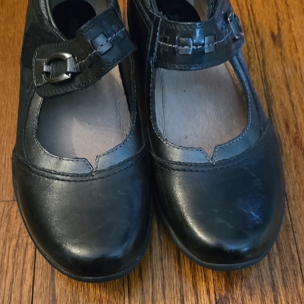 Earth Angelica Size 6 Black Leather Mary-Jane Style Shoes